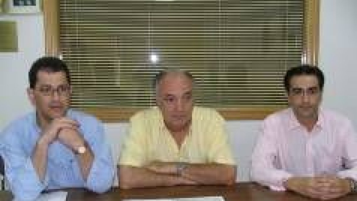 José Manuel Frade, Ramón Ferrero y José Manuel Rodríguez ayer durante su comparecencia en La Bañeza