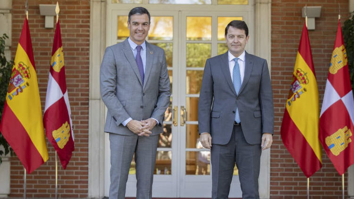 Pedro Sánchez recibe a las puertas de La Moncloa a Alfonso Fernández Mañueco. CHEMA MOYA