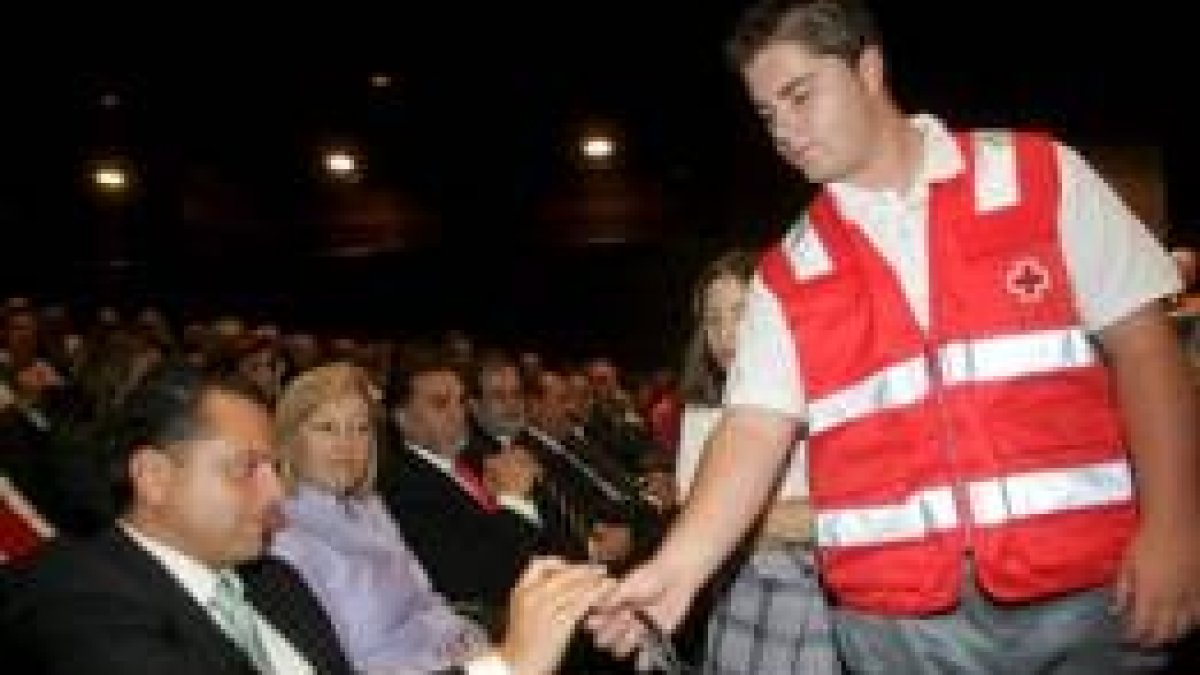 El alcalde de León, Mario Amilivia, presiona el botón para la extracción de los números premiados