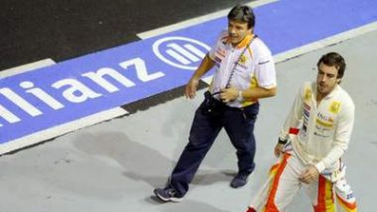 Fernando Alonso camina por los «pits» del circuito de Marina Bay, en Singapur,.