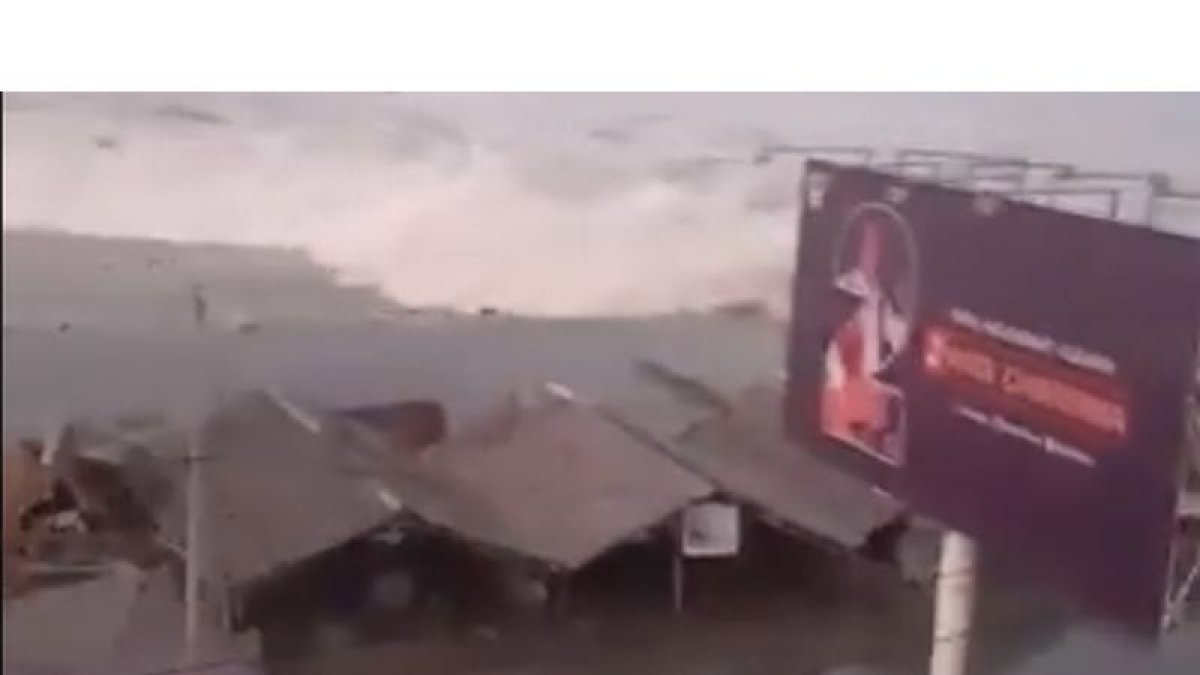 Un vídeo muestra el tsunami en Indonesia.