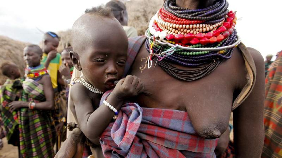 Un niño malnutrido toma el pecho de su madre, de la etnia Turkana, en Kenia.