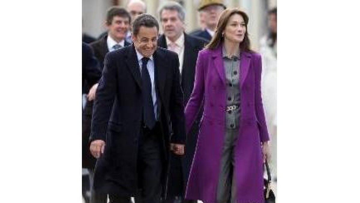 Sarkozy, muy sonriente y feliz , pasea de la mano de Carla Bruni