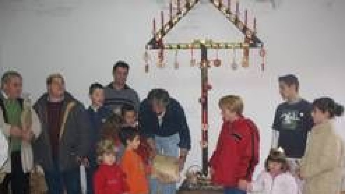 Los más pequeños también recibieron sus regalos de Reyes frente al ramo navideño