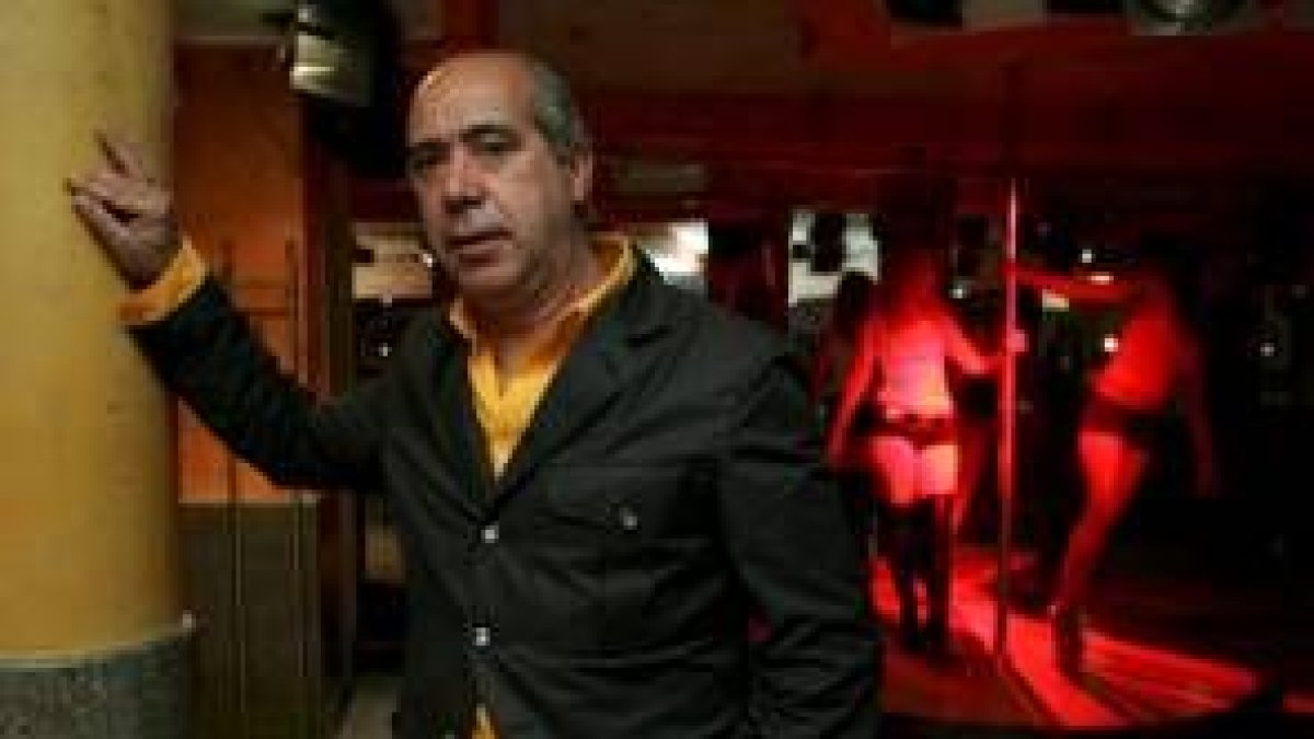 José Luis Leite posa, tras la entrevista, en el interior de uno de sus locales