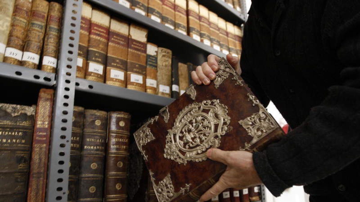 Algunos de los fondos que custodia el Archivo de la Catedral de León