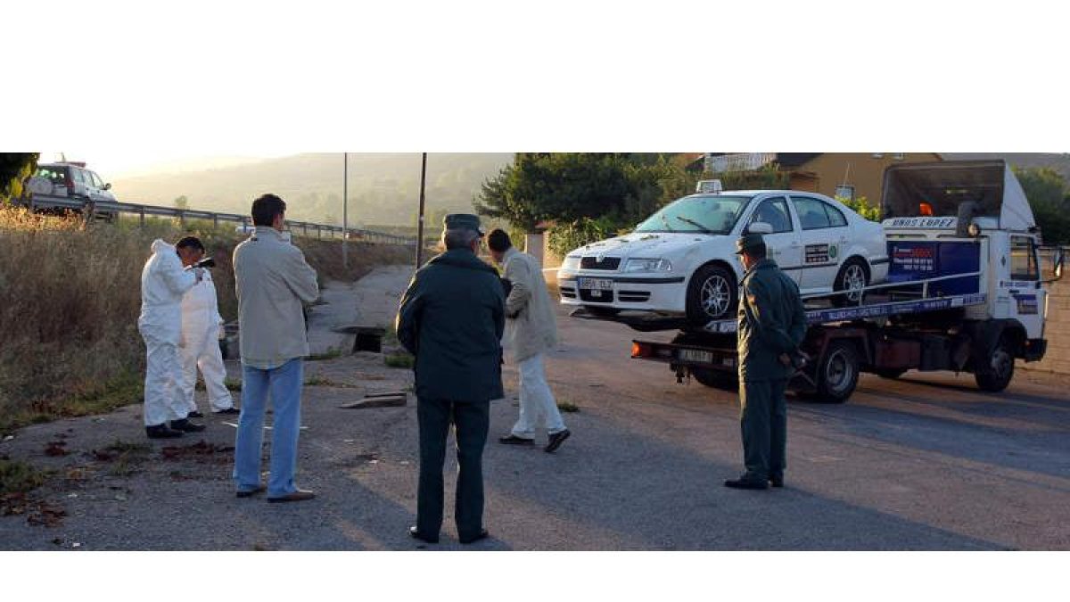 Recogida de pruebas de los agentes de criminalística de la Guardia Civil en el lugar del crimen del taxista de Ponferrada en el 2008.