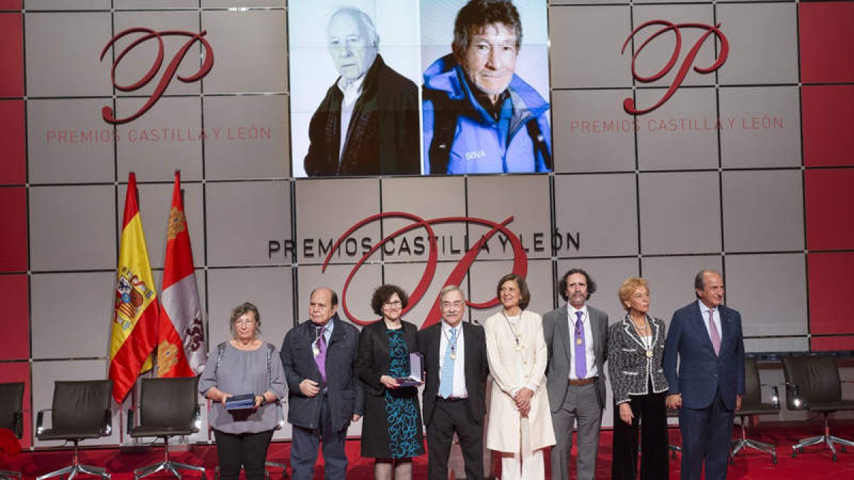 Los premiados que acudieron al acto posan con el presidente Herrera, ayer, durante la entrega celebrada en Valladolid. EFE