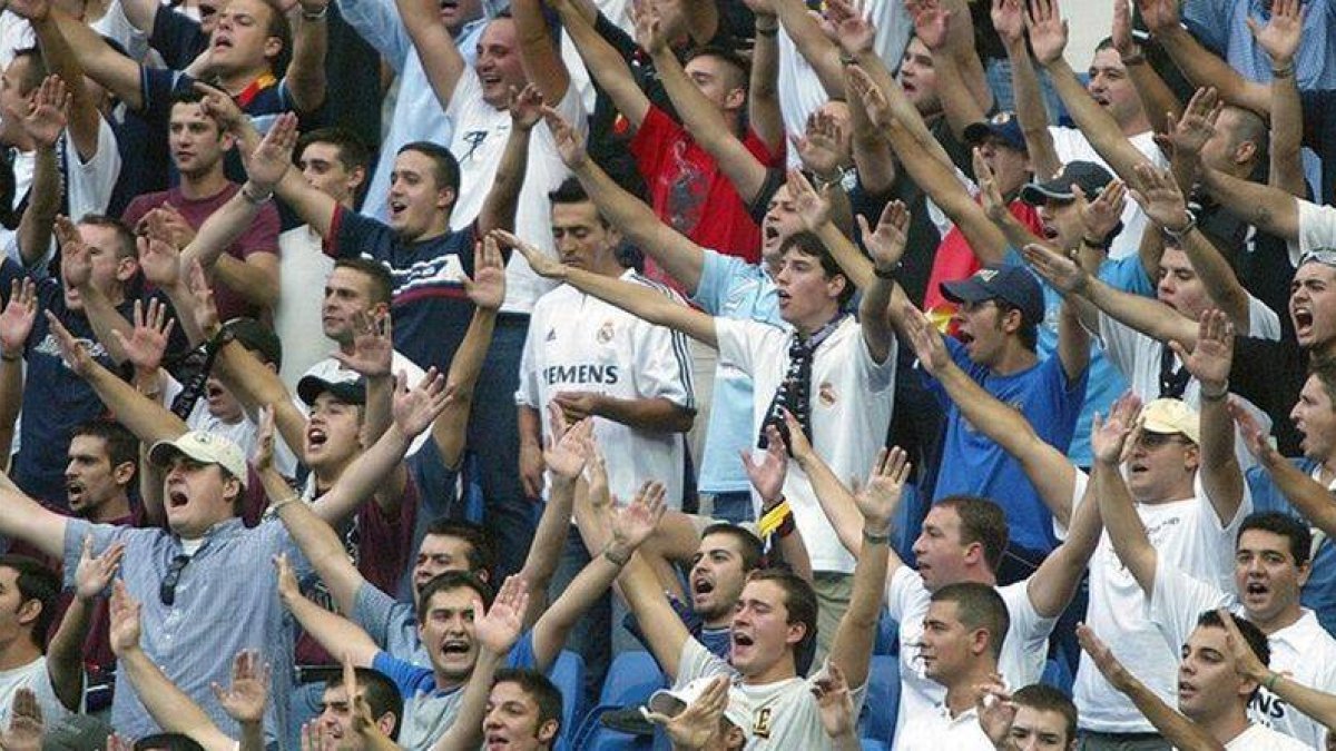 Hinchas del grupo radical de los Ultra Sur, en la grada del estadio Santiago Bernabéu.