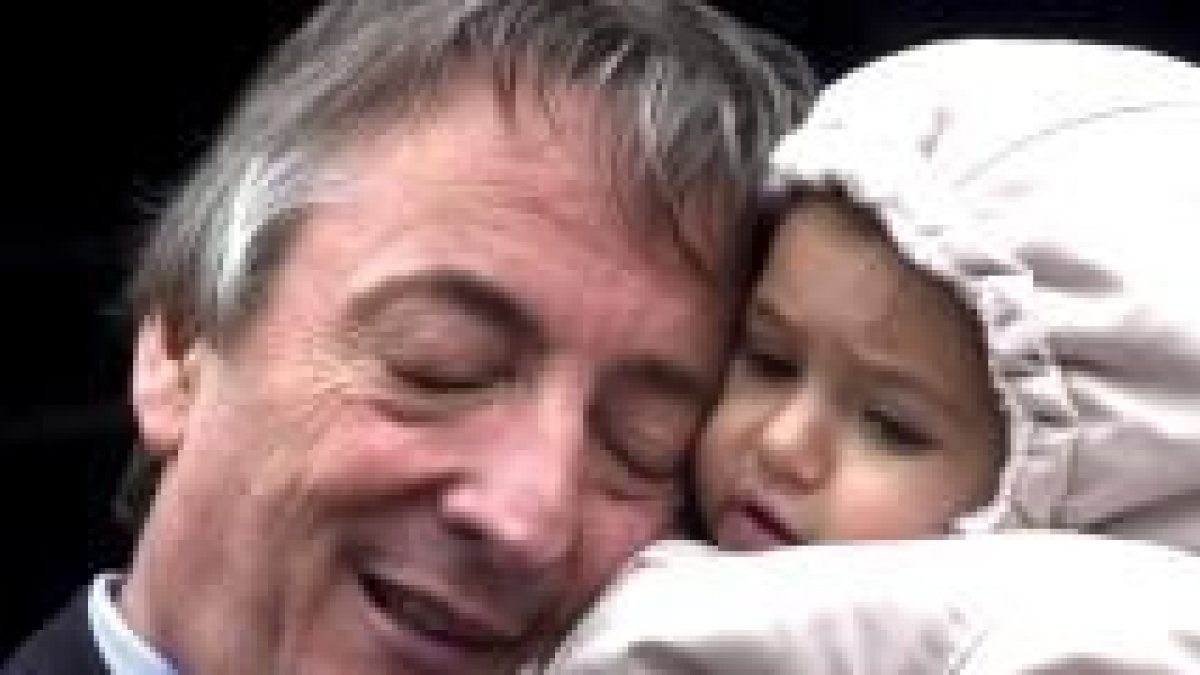 Kirchner abraza a un niño en la ciudad argentina de Rosario