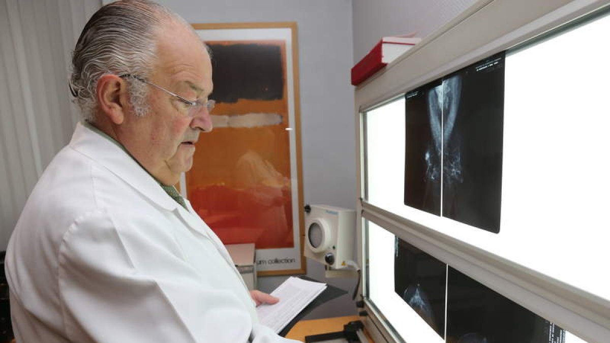 El doctor Díaz-Faes repasa la mamografía de un afectado de cáncer de mama.