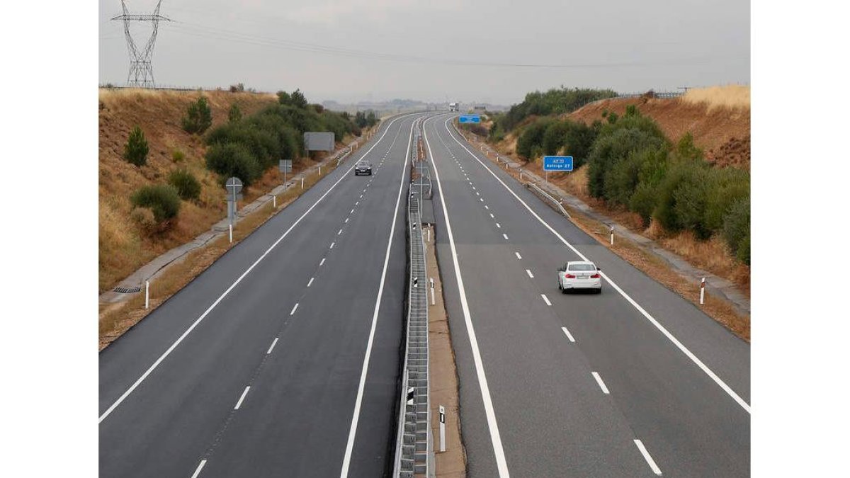 La AP-71, en un tramo próximo a Robledo, ayer a mediodía. FERNANDO OTERO