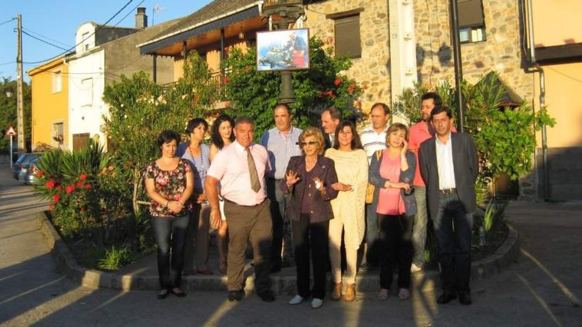 Los vecinos de Villaverde, durante el homenaje a Antonio Alonso.