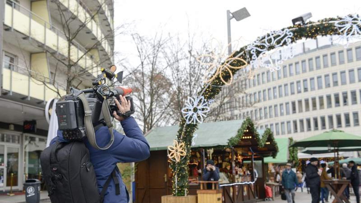 Un cámara toma imágenes del mercado navideño de Ludwighafen, en Alemania. MARTIN H. HARTMANN