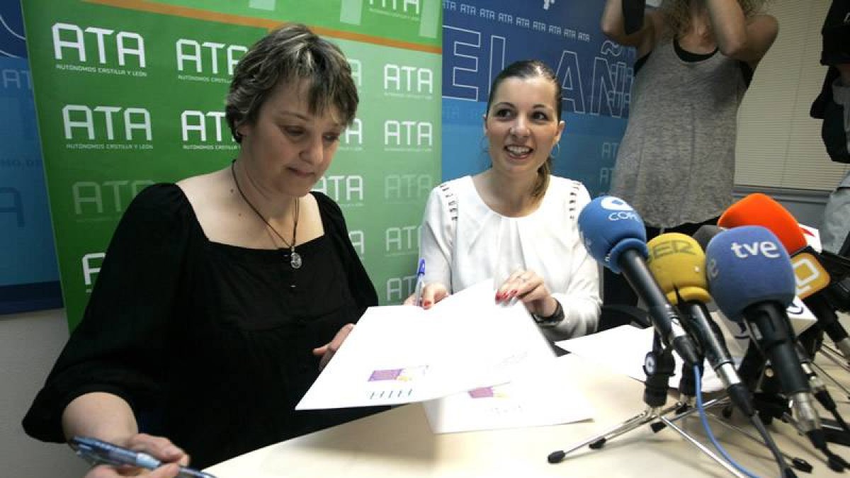 La presidenta de ATA Castilla y León, Soraya Mayo, firma en León un convenio con la presidenta de la Asociación de Empresarios de la Reserva de la Biosfera del Alto Bernesga, Lucía Fernández.