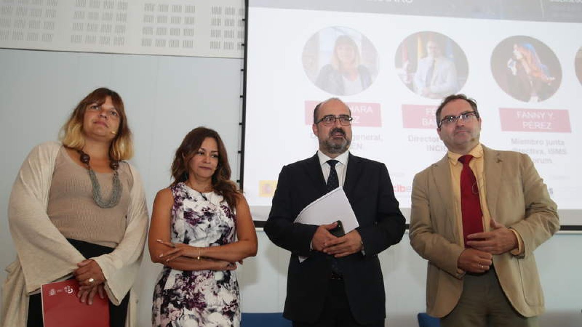 Félix Barrio, ayer con Morala y responsables de la Ciuden. L. DE LA MATA