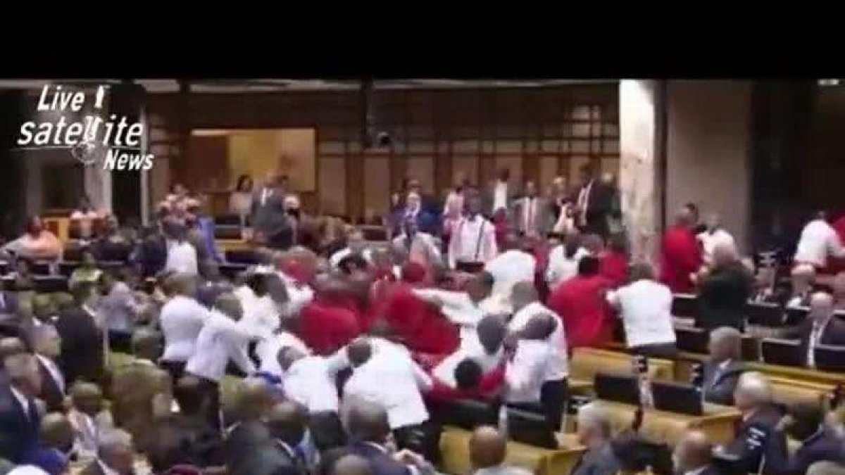 Batalla campal en el parlamento de Sudáfrica.