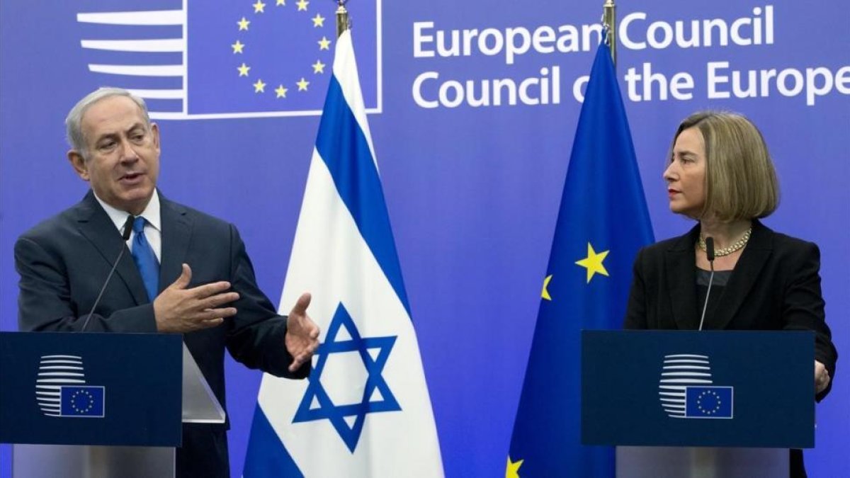 Benjamin Netanyahu junto a Federica Mogherini.