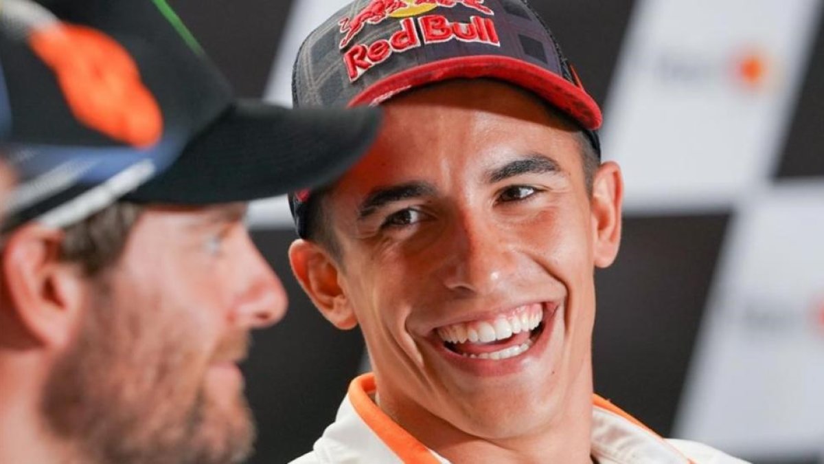 Marc Márquez, a la derecha, bromea con el británico Cal Crutchlow, en la conferencia de prensa de ayer en Misano (Italia).