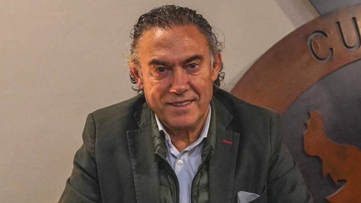Felipe Llamazares se despide de la Cultural después de once años como gestor. FERNANDO OTERO