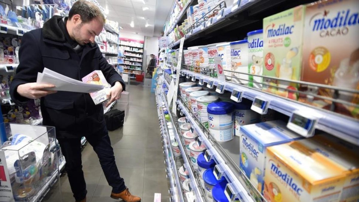 Un trabajador del Gobierno francés inspecciona productos de Lactalis en una farmacia.