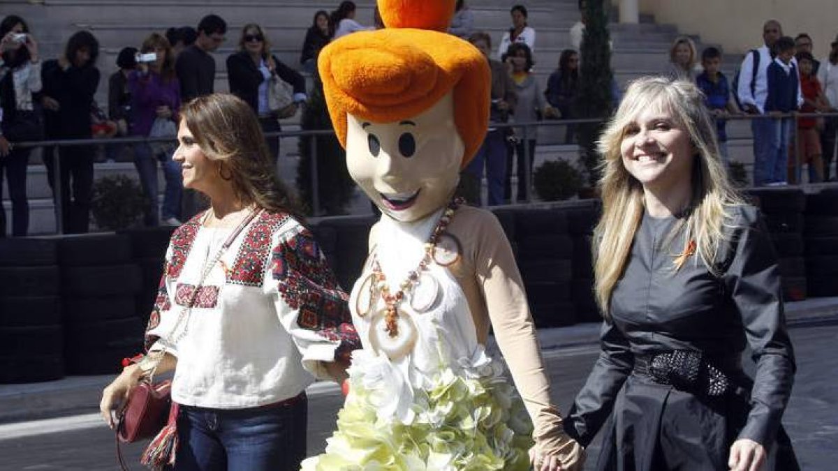 Vilma Picapiedra de la mano de Marina Danko, diseñadora del collar, y de la leonesa María Lafuente, que realizó el vestido.