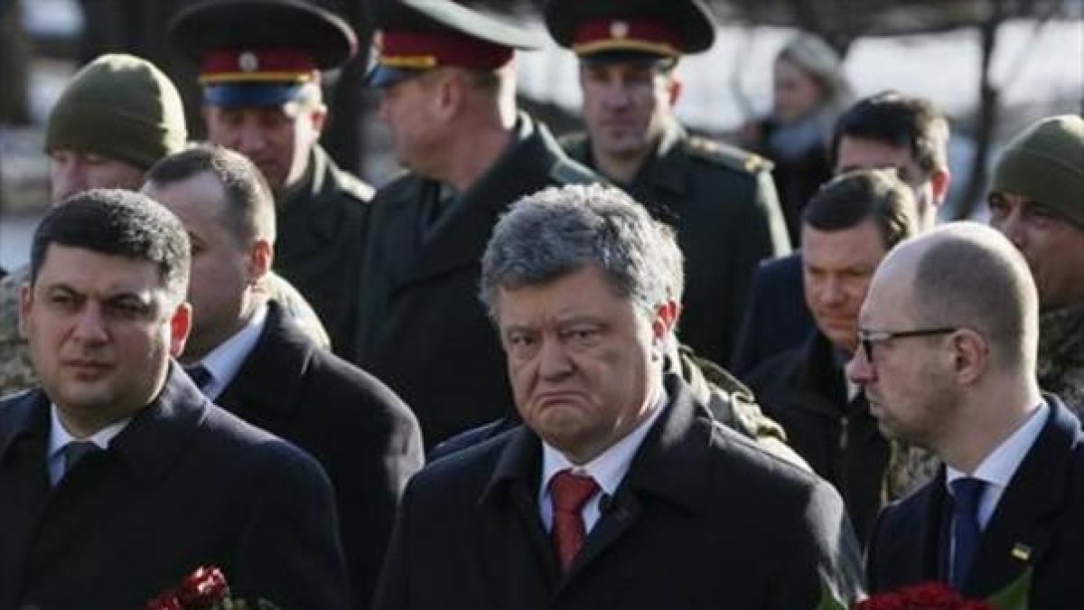Poroshenko, en el centro, durante un acto celebrado ayer en Kiev.