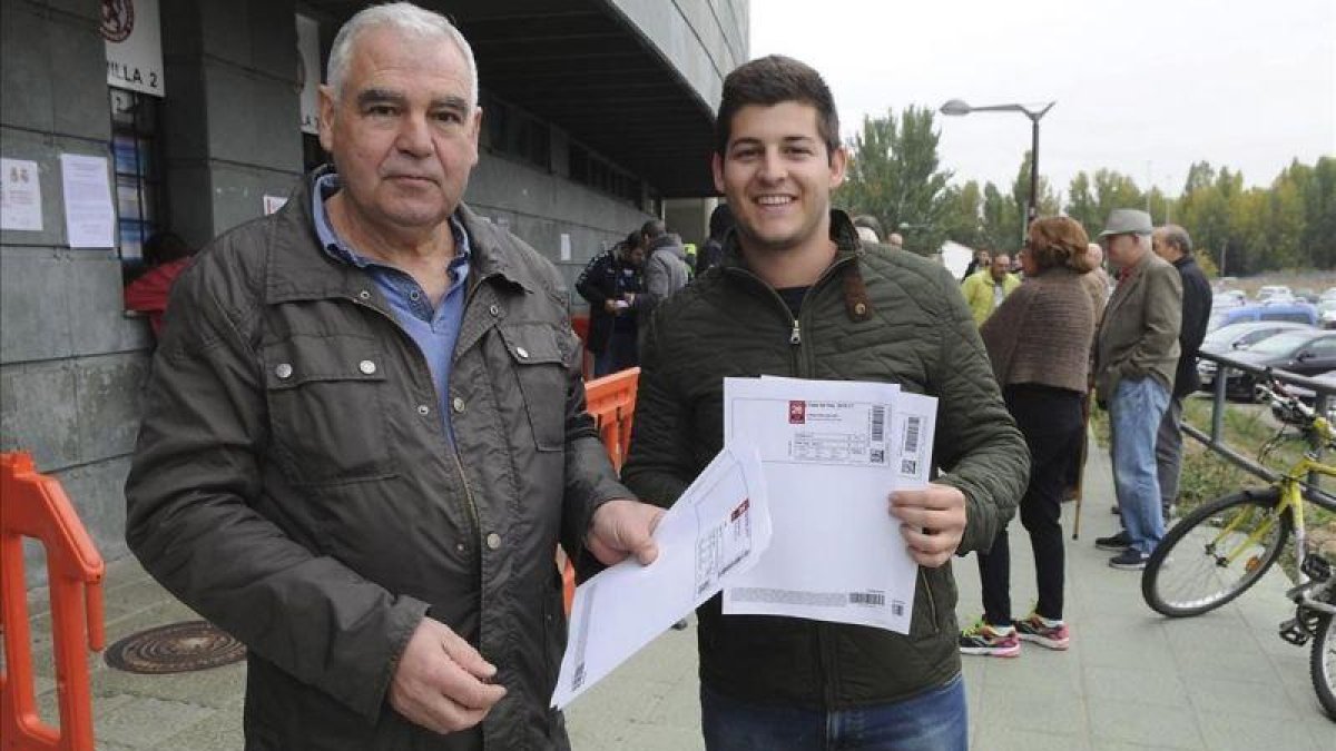 Dos aficionados muestran sus entradas para el encuentro de Copa del miércoles ante el Madrid.