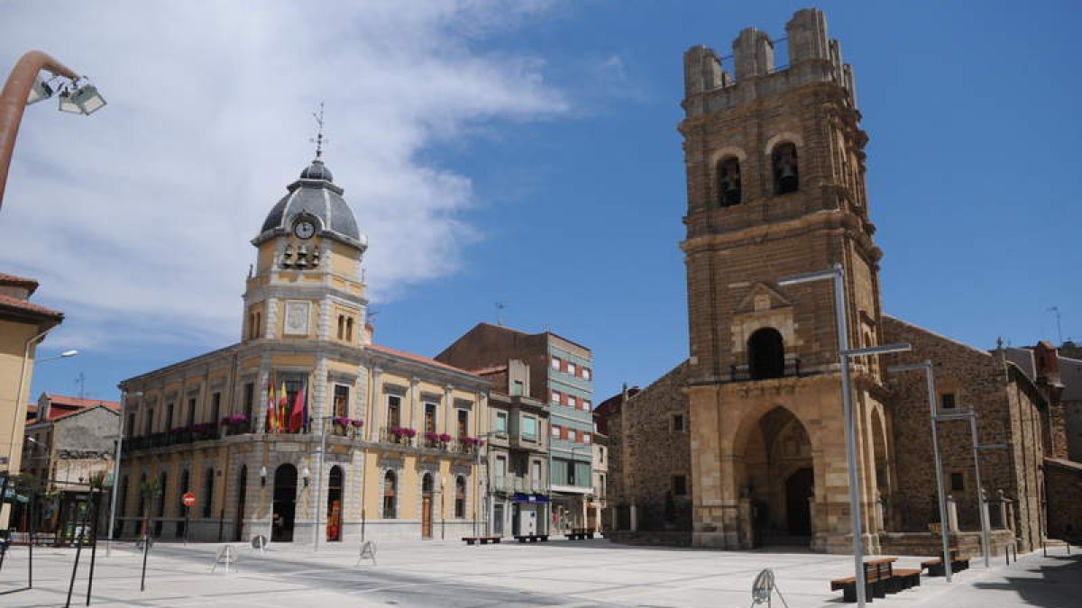 Panorámica de la plaza Mayor de La Bañeza, uno de los centros neurálgicos de la localidad.