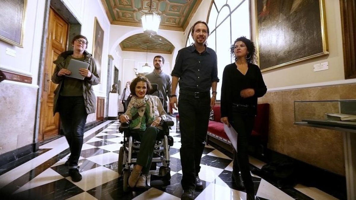 Virginia Felipe con Pablo Iglesias y el resto de senadores de Podemos, en una imagen de archivo.