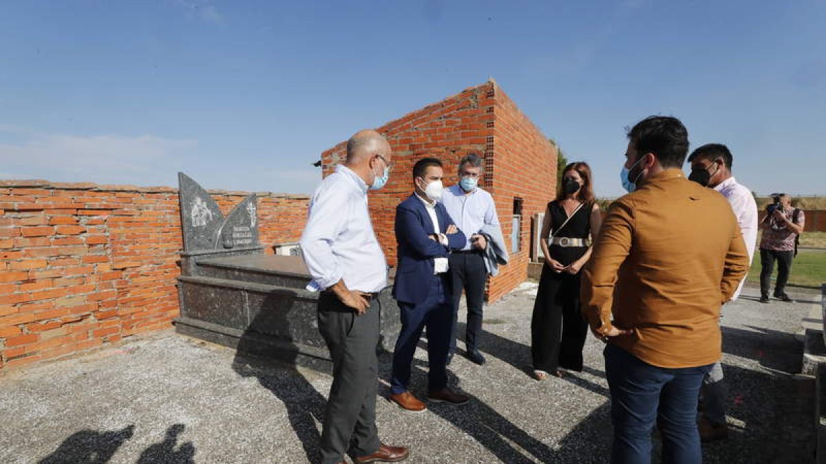Francisco Igea, con el alcalde de Villadangos, Alejandro Barrera, y otros cargos en la zona polémica del proyecto de la ARMH. RAMIRO