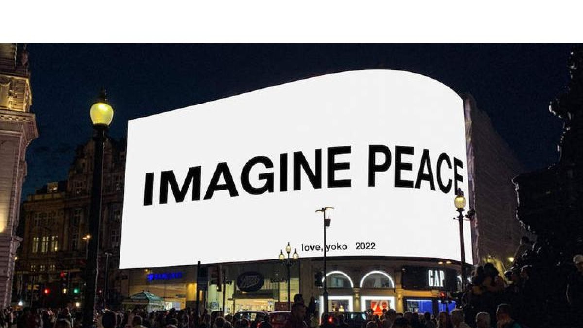 Una de las pantallas luminosas que se han encendido en marzo con el mensaje ‘Imagine peace’ por todo el mundo. IMAGINEPEACE.COM