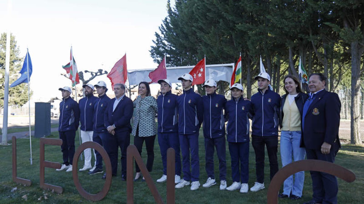 El desfile de las selecciones participantes levantó el telón al Nacional sub-18 en el León Golf. FERNANDO OTERO