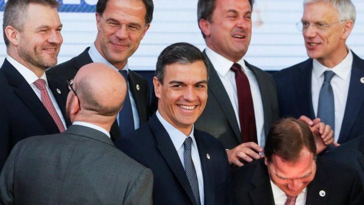 Pedro Sanchez bromea con los primeros ministros  eslovaco,  belga, holandés,  luxemburgués, sueco y letón mientras posan en la foto de familia del Consejo Europeo, este viernes en Bruselas.