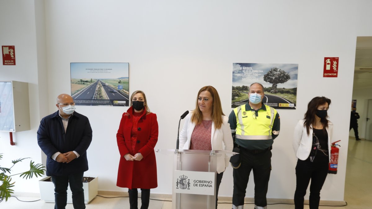 Virginia Barcones ha asistido a una visita en el Centro Estrada de León para presentar la nueva ley de tráfico. MARCIANO PÉREZ
