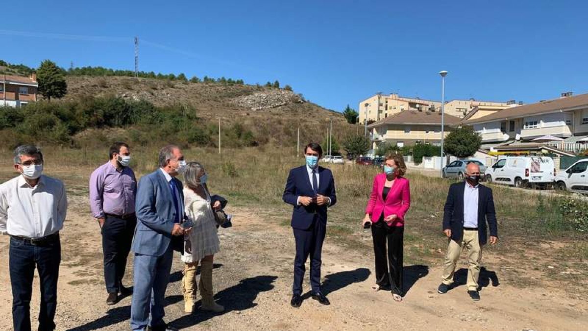 El consejero de Fomento visita ayer un solar para viviendas de protección oficial en Aguilar de Campoo. JCYL