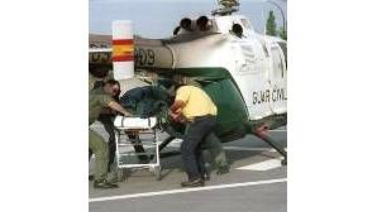 La foto de archivo muestra el rescate en helicóptero de los brigadistas