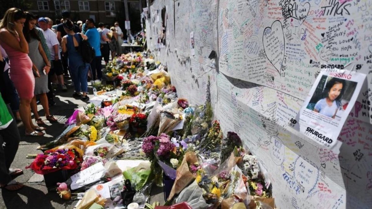 Flores en homenaje a las víctimas cerca de la Grenfell Tower, en North Kensington (Londres), el 17 de junio.