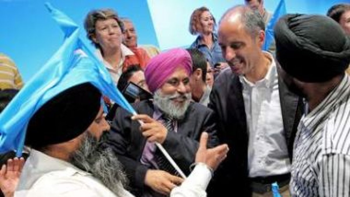 Camps, con un grupo de simpatizantes en el acto del aniversario de la victoria de PP.