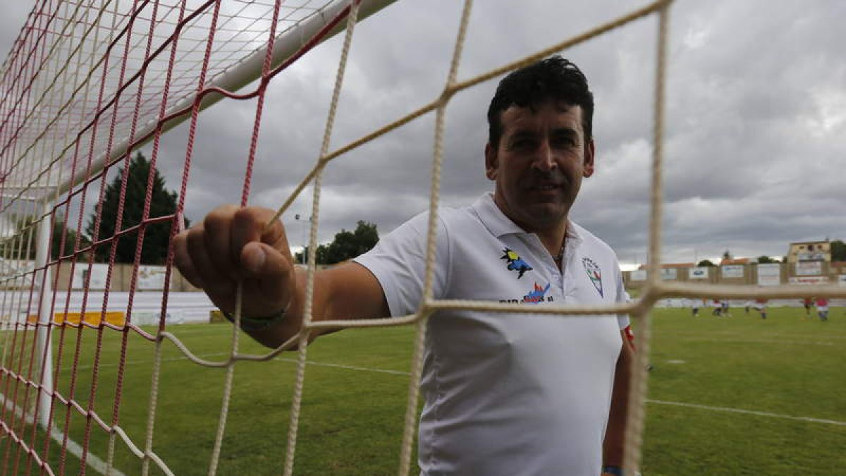 Luis Carnicero confía en derrotar al líder y que el Atlético Bembibre le eche una mano. JESÚS