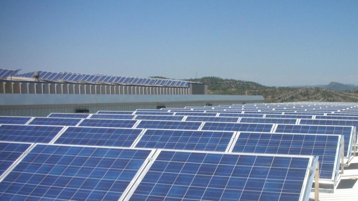 Imagen de archivo de un parque solar. DL