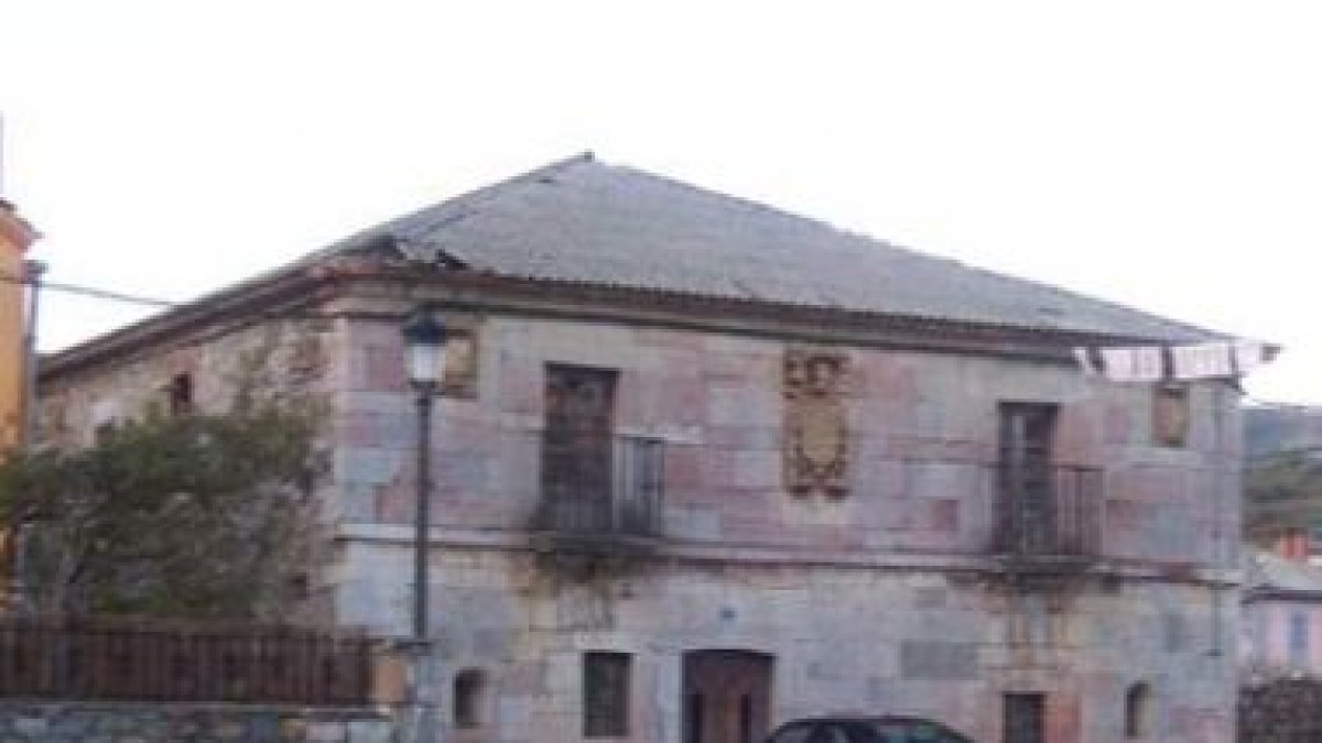 La casa de los escudos de Puebla de Lillo, antes de ser derribada.