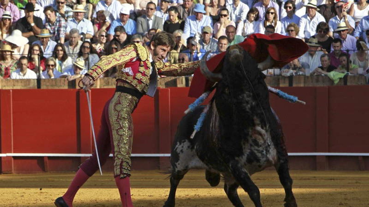 El diestro Juan José Padilla con su primero durante la corrida de toros de la Feria de Abril.