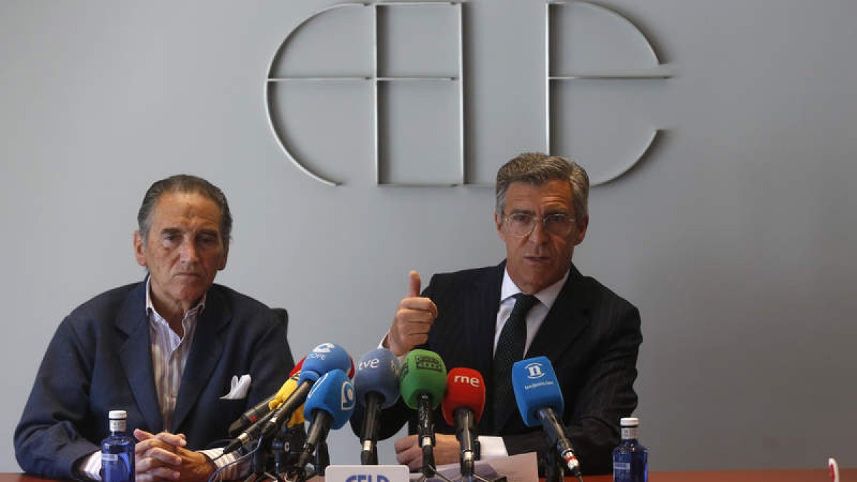 Álvaro Díez y Javier Cepedano, en la rueda de prensa de la Fele ayer. FERNANDO OTERO