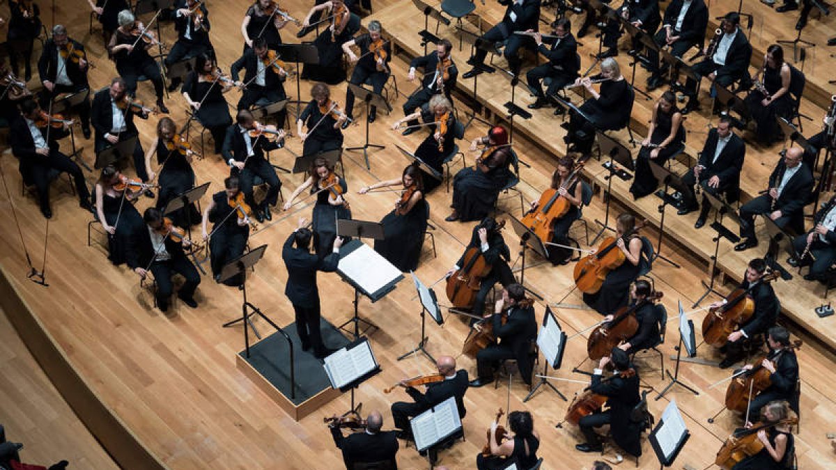 La Oscyl, durante un concierto, se presenta como un proyecto global de la Comunidad para difundir la música clásica. DL