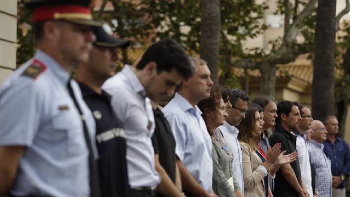 Miembros del Ayuntamiento del Castelldefels guardan un minuto de silencio para condenar la muerte de una mujer a manos de su expareja.