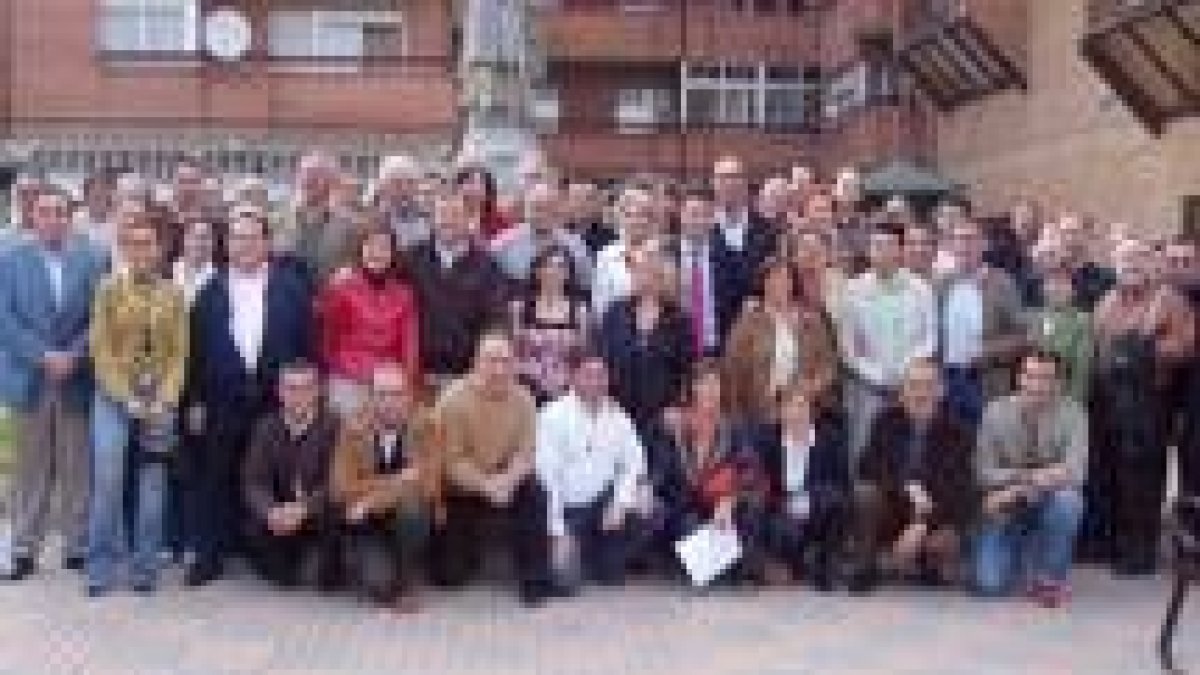 Los candidatos populares del sur de León mantuvieron una reunión en Coyanza con Silván y Carrasco