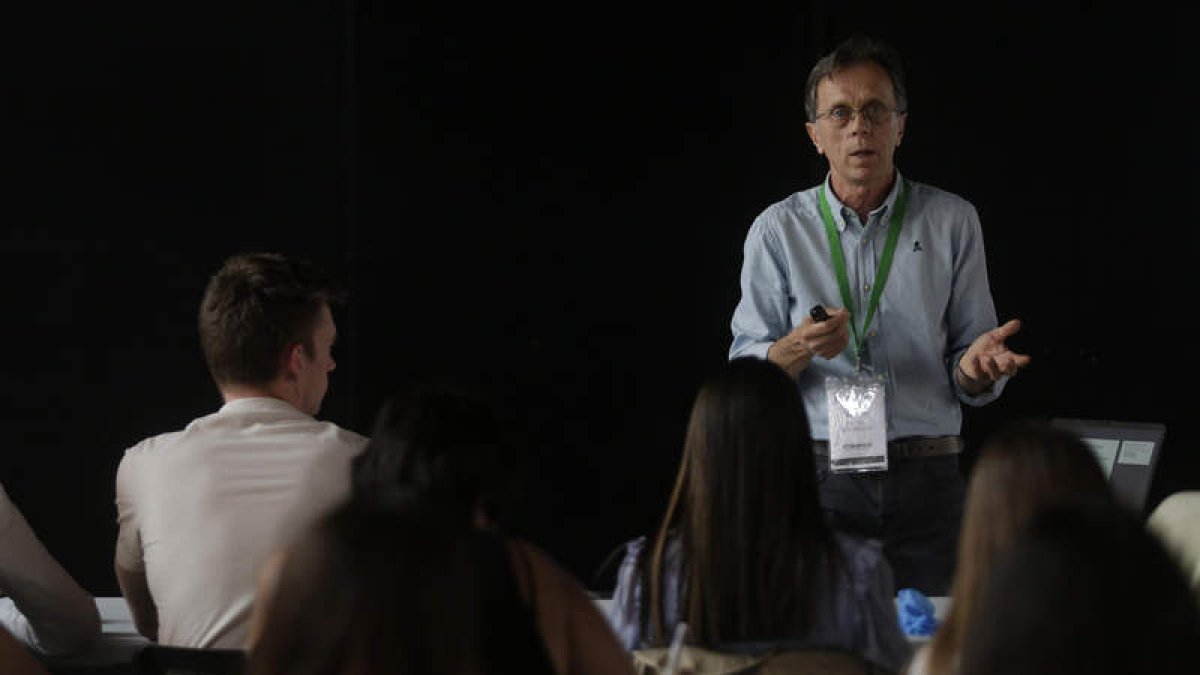 Enrique Oltra, en el taller de pegamentos biológicos. FERNANDO OTERO