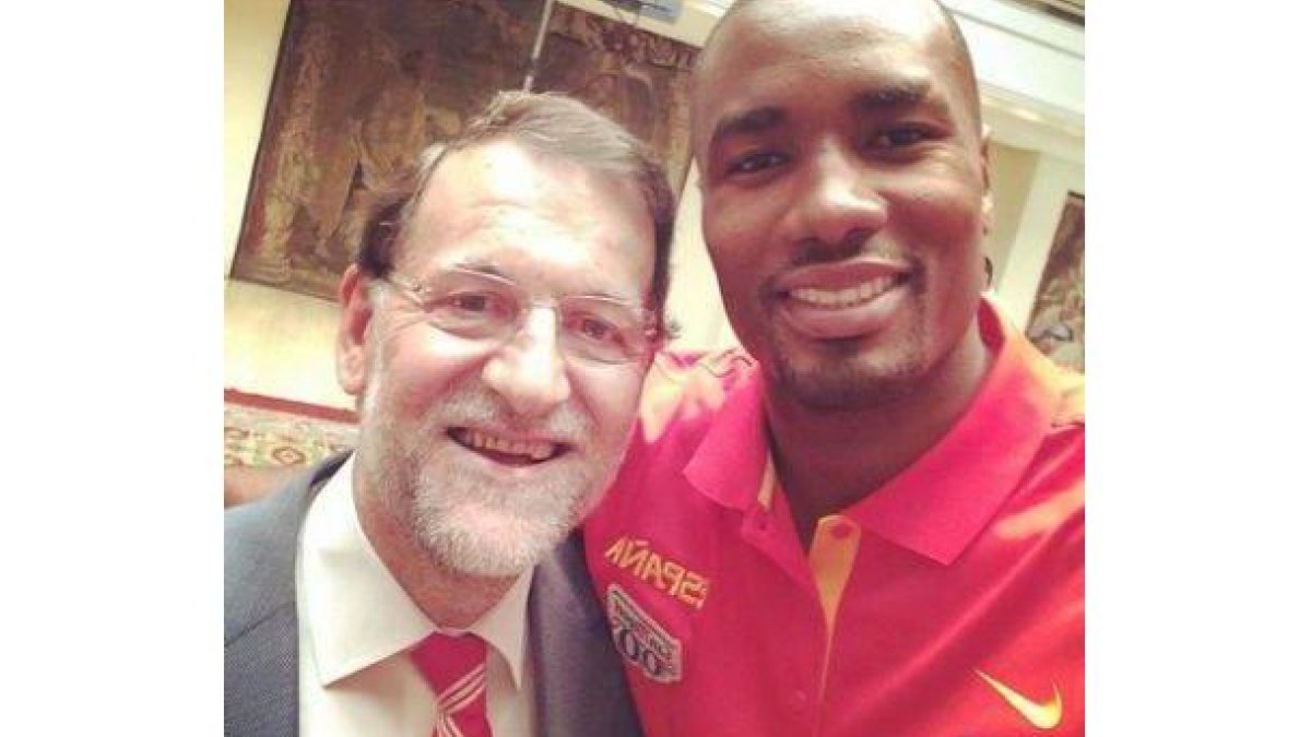 El jugador de la selección española de baloncesto Serge Ibaka con el presidente del Gobierno, Mariano Rajoy.