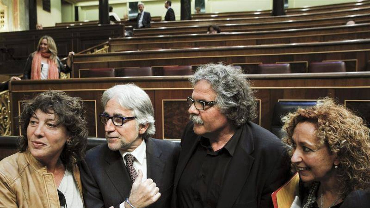 Los diputados catalanes Josep Sánchez Llibre (CiU) (2i), y Joan Tardá (ERC) (2d), posan hoy en el Congreso antes del inicio esta tarde del pleno de la Cámara baja en el que se debate la proposición de ley del Parlamento de Cataluña que pide la transferenc